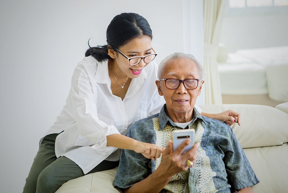 Người lớn tuổi dễ bị lừa đảo qua công nghệ: Hãy bảo vệ ba mẹ bạn !!!