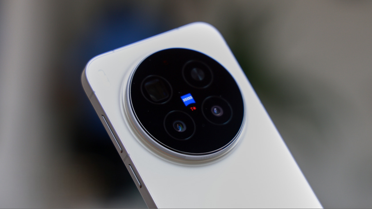 Camera: Cụm ba ống kính với tele tiềm vọng 200MP