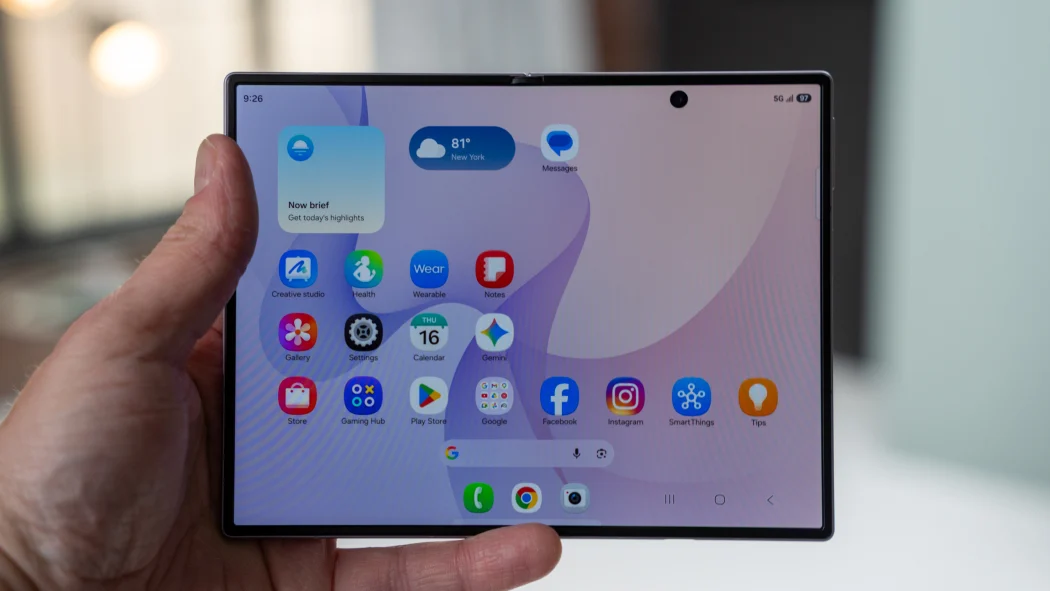 Màn Hình Dynamic AMOLED 2X Rộng 8.0 Inch, Độ Sáng Tối Đa 3.000 Nits