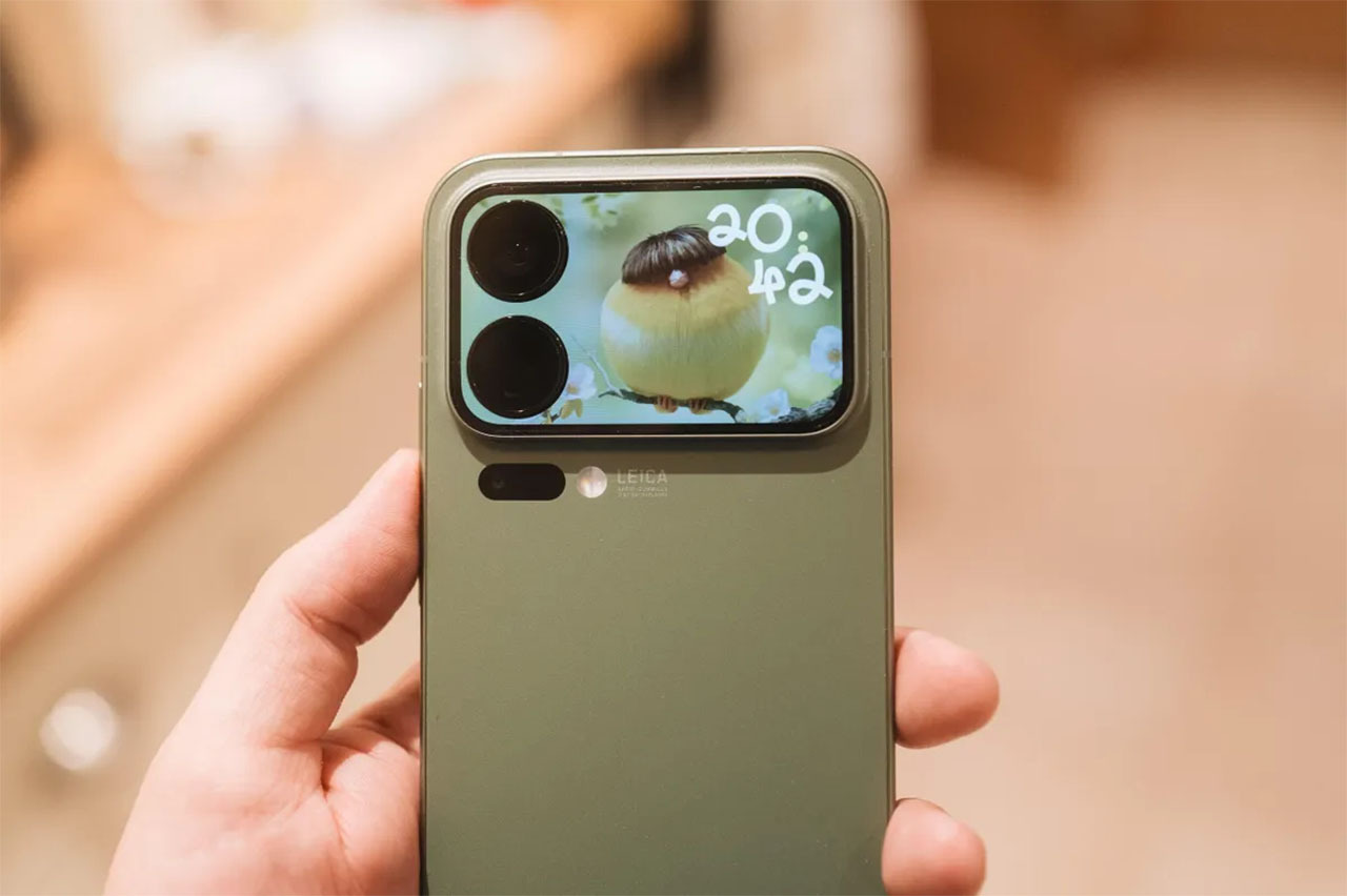 Màn hình phụ "Versatile Back Screen"