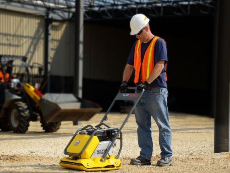 Cách sử dụng máy đầm bàn hiệu quả