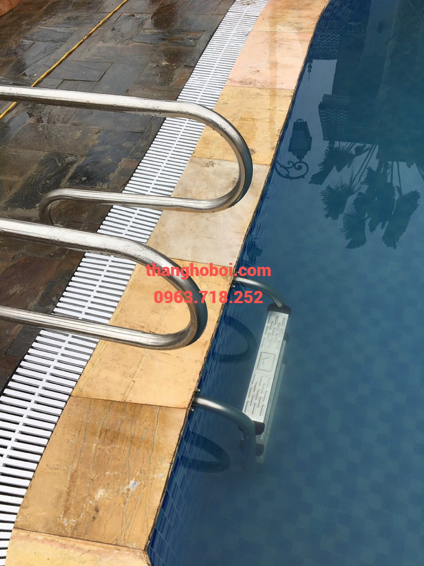 Mẫu cầu thang hồ bơi thiết kế độc đáo nhất hiện nay