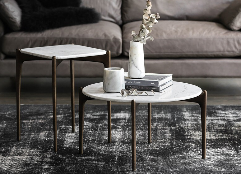Bàn trà tròn Geo Carrara Marble chân đồng