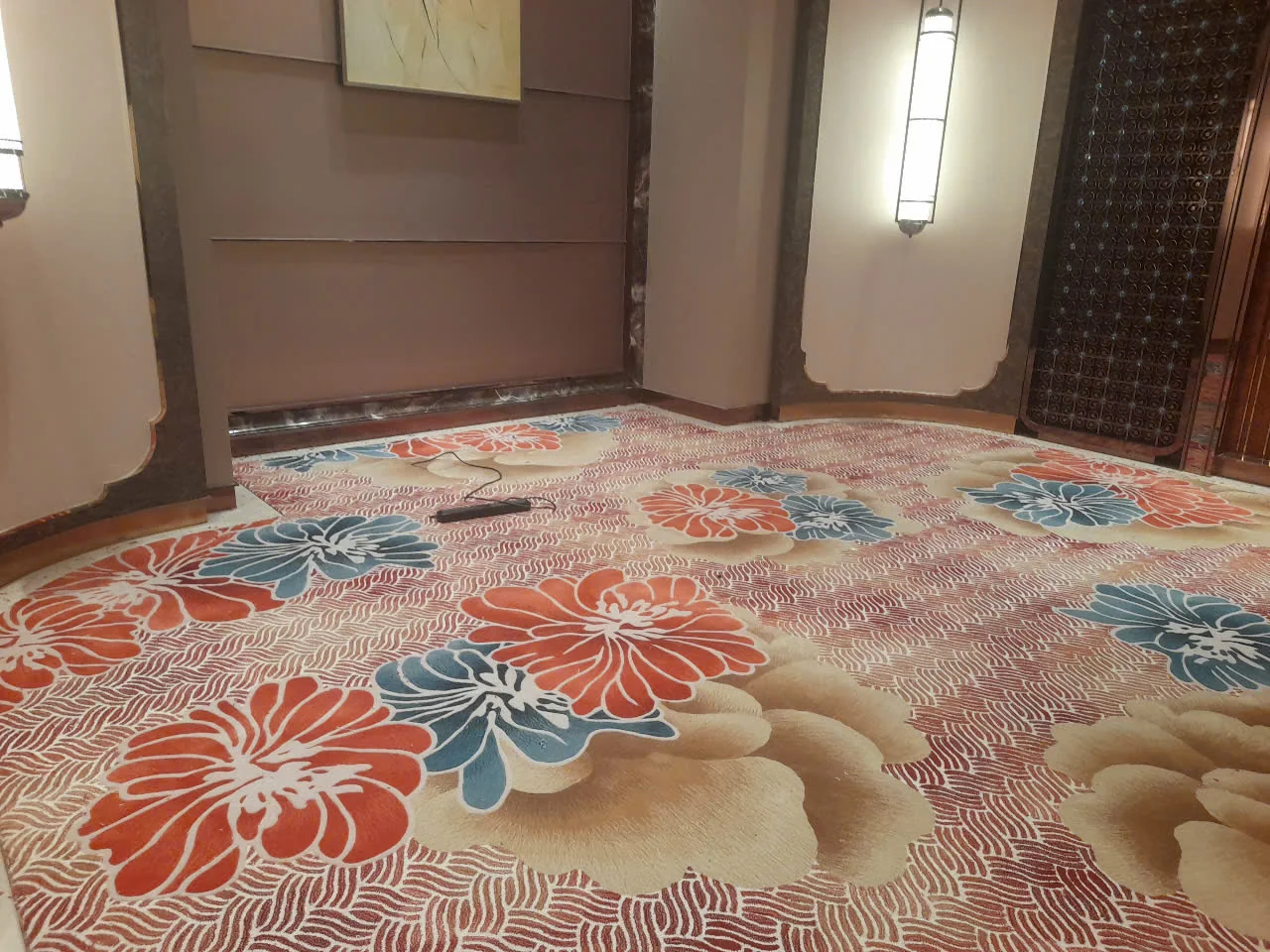 Kỹ thuật cắt tỉa thủ công mép thảm ôm sát đường cong chân tường và len đá sảnh