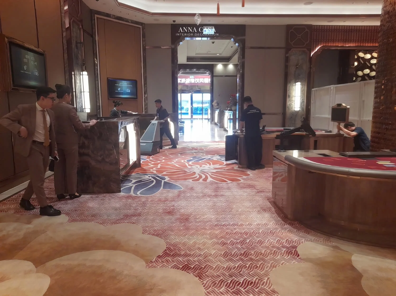 Toàn cảnh sảnh đón và VIP Gaming Lounge Hoiana Resort trải 600m2 thảm lông cừu Anna Casa