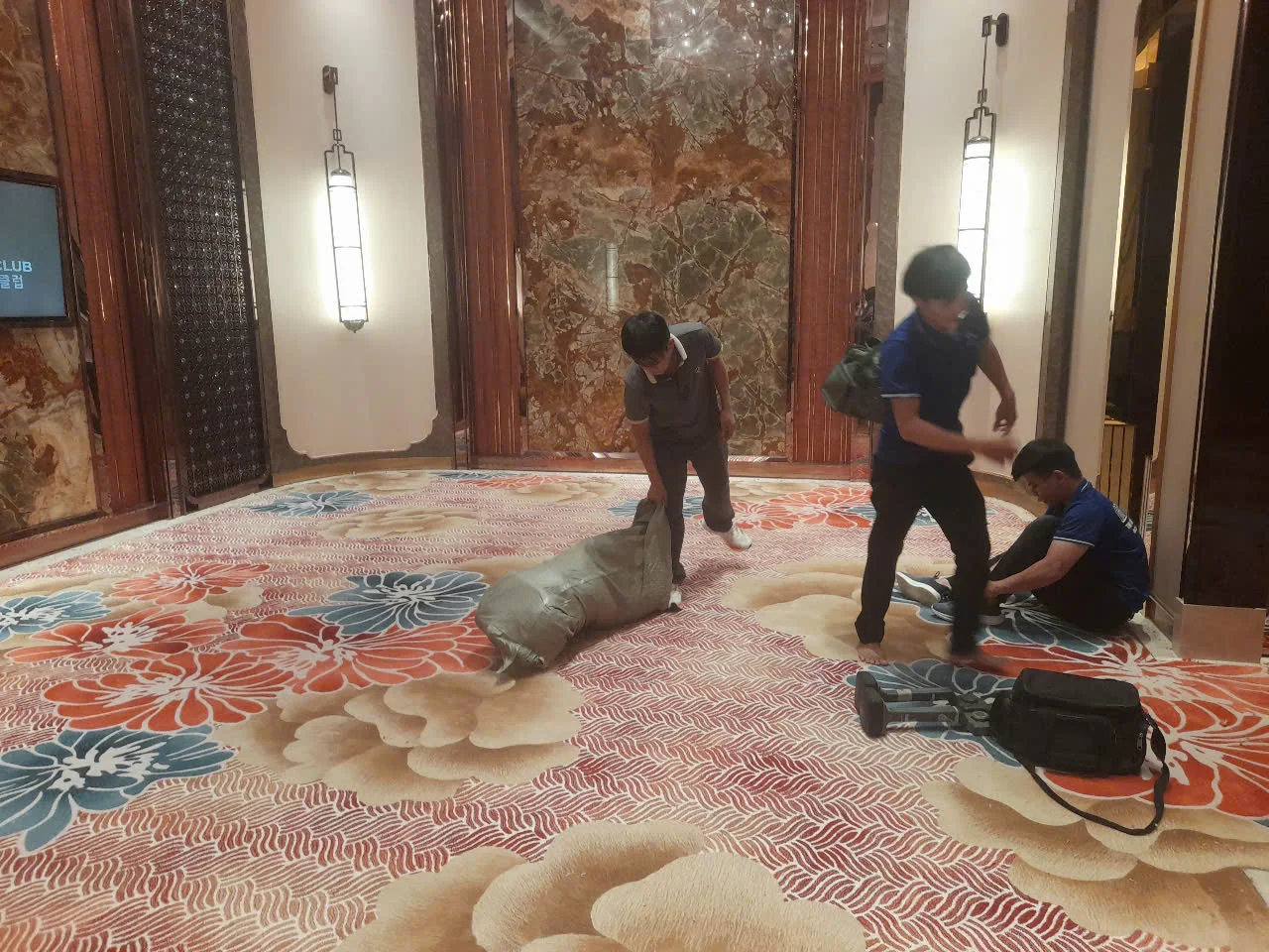Đội ngũ kỹ thuật viên Anna Casa thi công lắp đặt và căn chỉnh thảm lông cừu tại công trình
