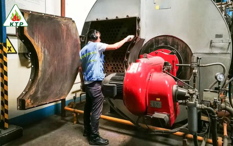 khởi động nồi hơi đốt dầu 