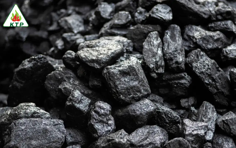 Than đá nằm trong nhóm đá trầm tích có màu đen hoặc nâu đen