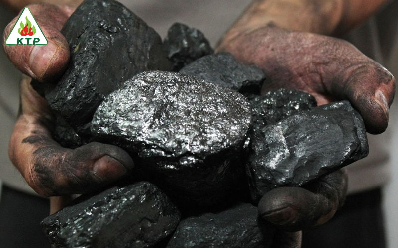 Than đá thường có dạng khối hoặc viên, độ cứng cao và ít bị vỡ vụn