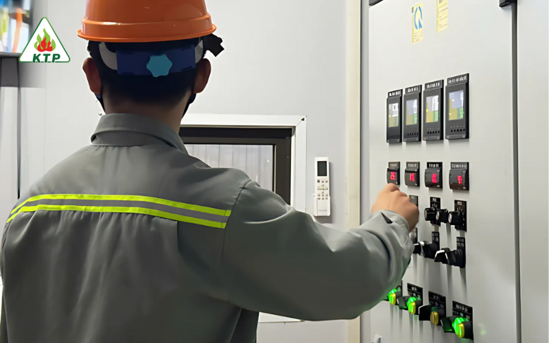 trông coi nồi hơi đốt dầu