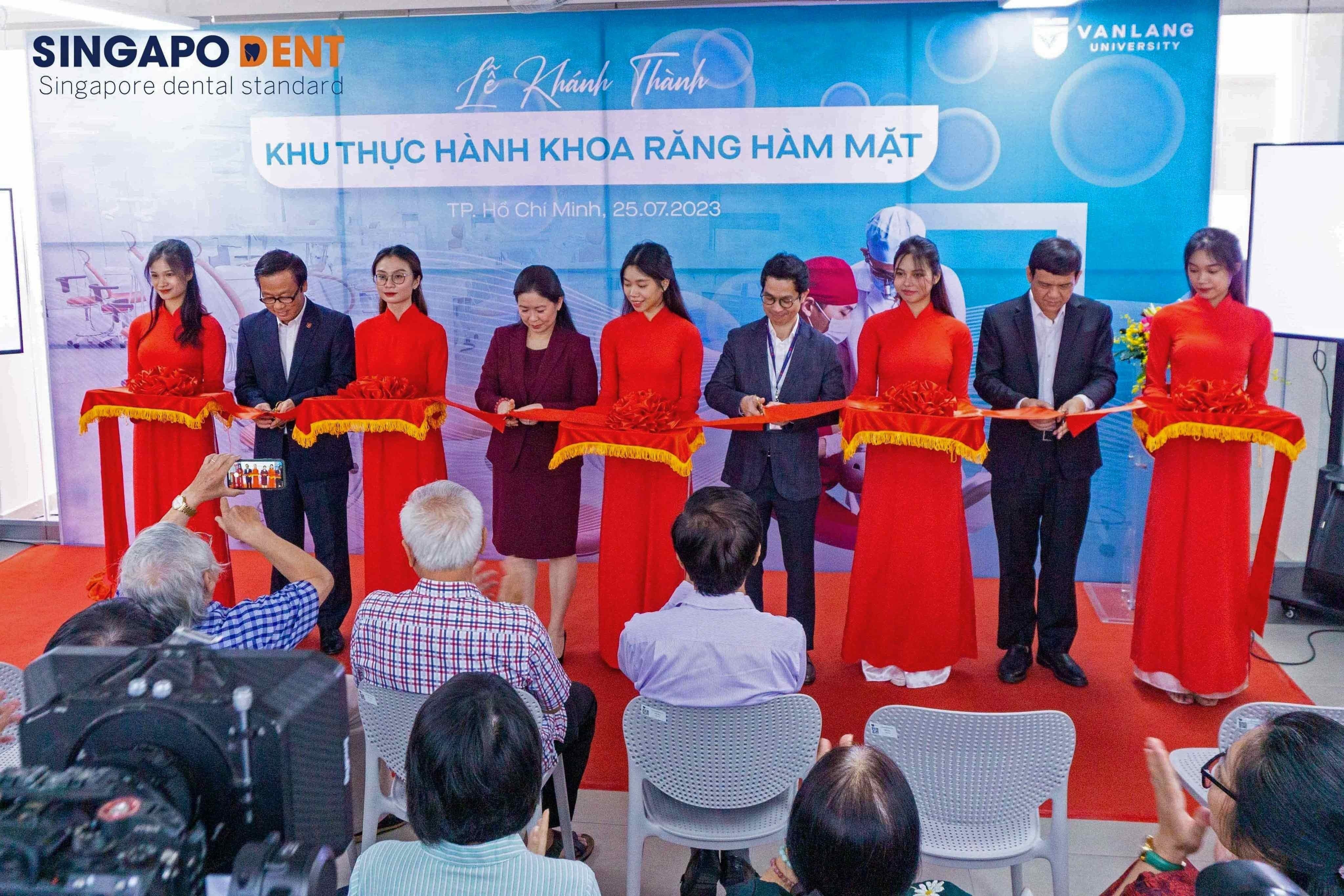 SINGAPODENT CÙNG HÂN HOAN CHÀO MỪNG LỄ KHÁNH THÀNH KHU THỰC HÀNH MỚI CỦA KHOA RĂNG HÀM MẶT - ĐẠI HỌC VĂN LANG