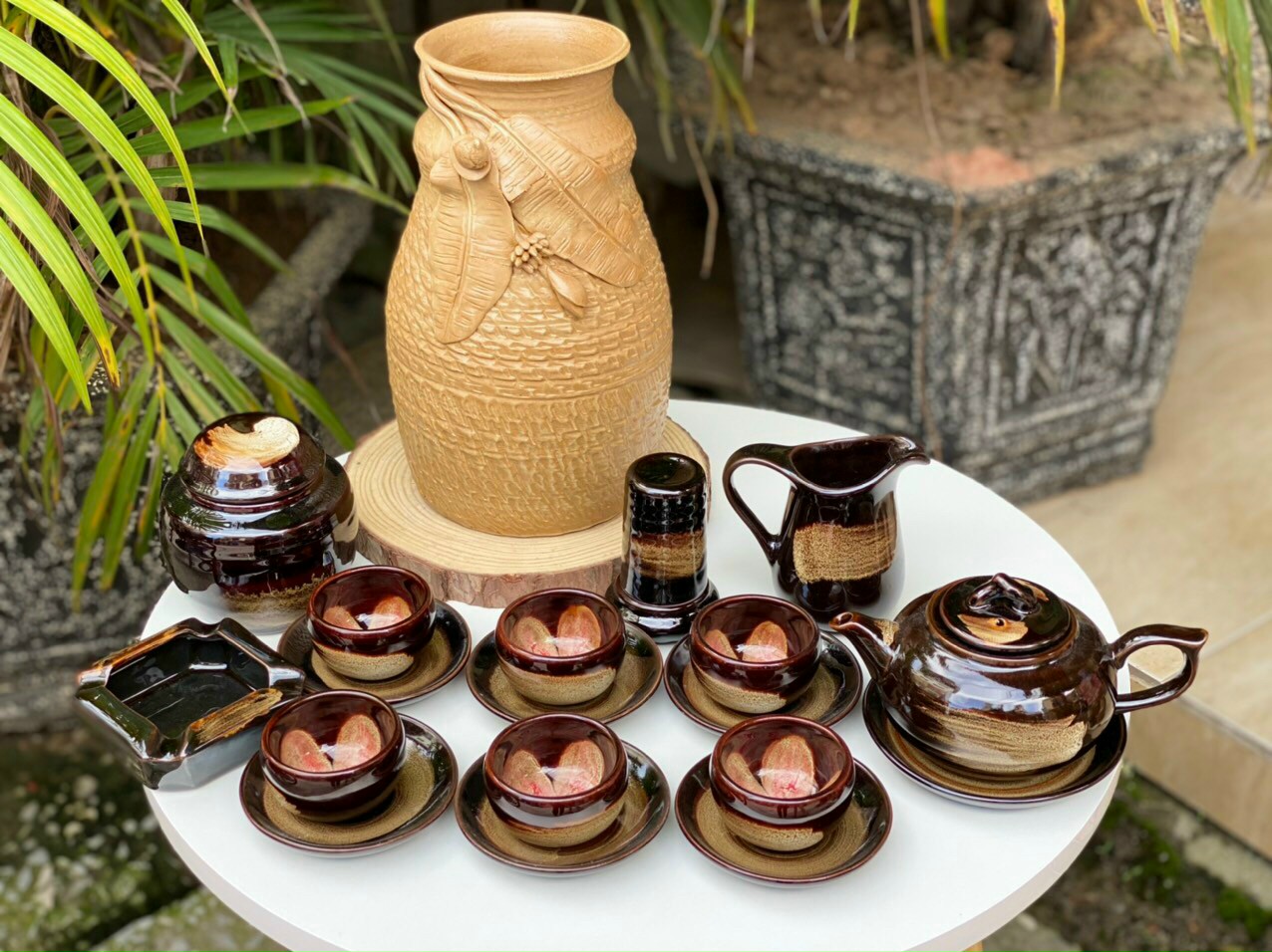 Bộ ấm chén Bát Tràng luôn là các sản phẩm đồ gốm sứ được đánh giá cao