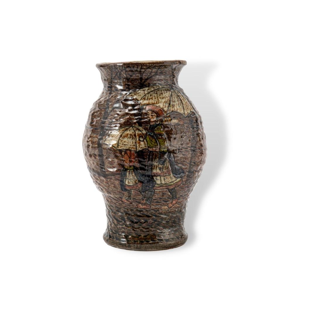 Bình Hoa Cô Gái Dân Tộc Cầm Ô