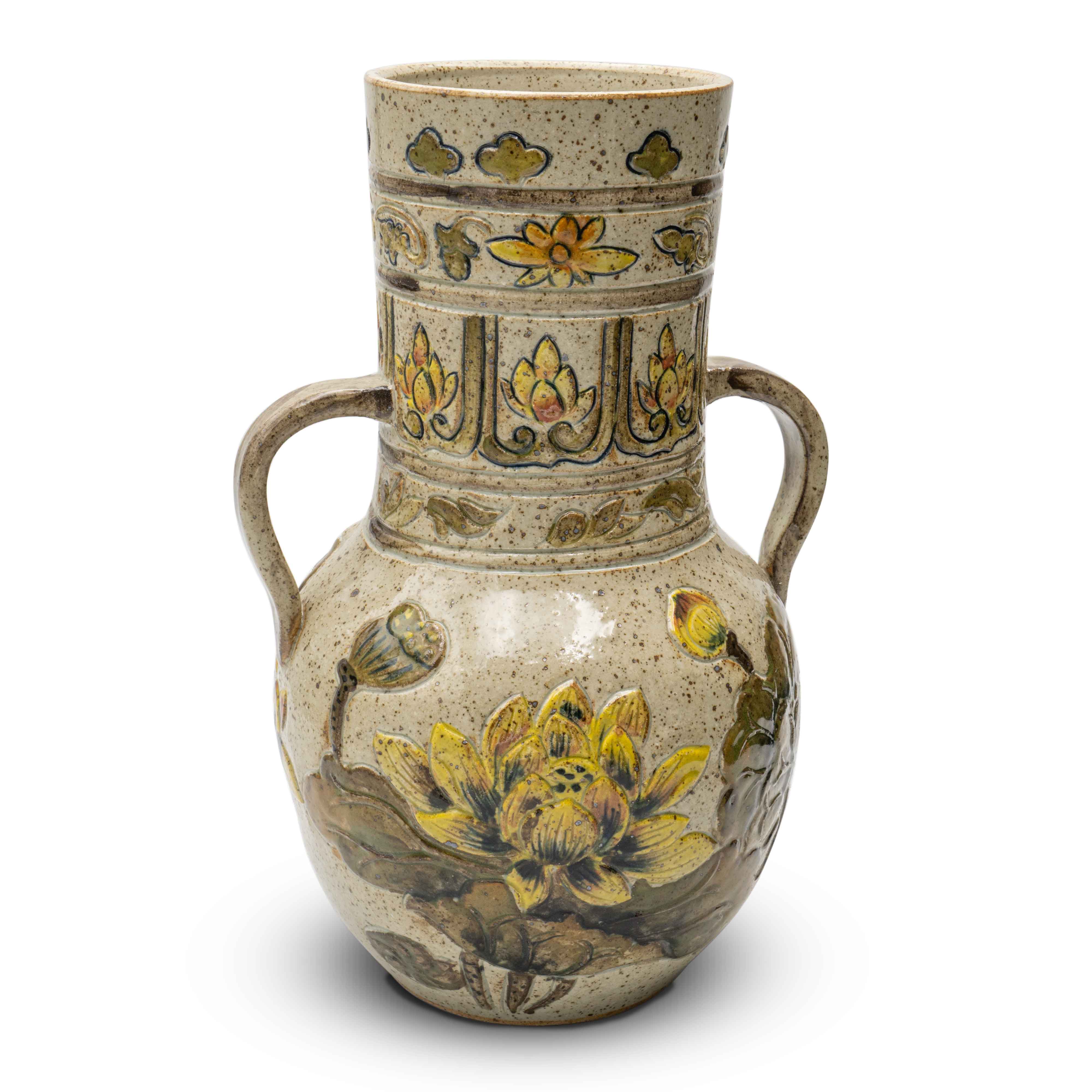 Bình Hoa men tiêu có tai hoa sen vàng