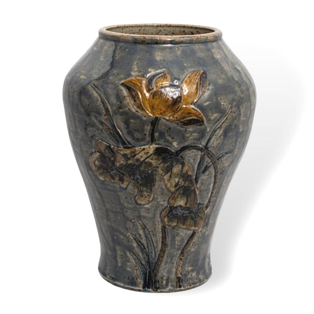 Bình Hoa Xám Hoa Sen Vàng