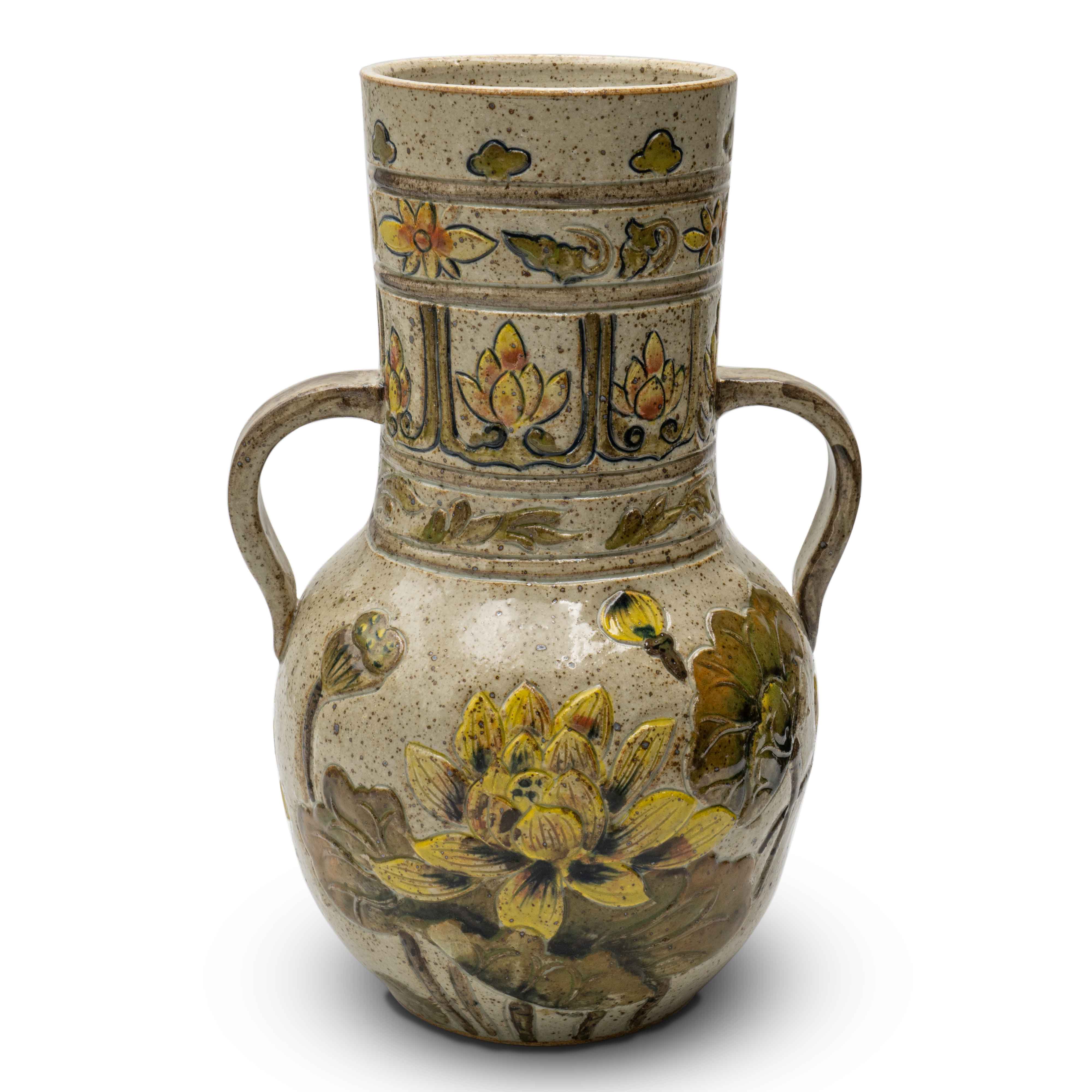 Bình Hoa men tiêu có tai hoa sen vàng