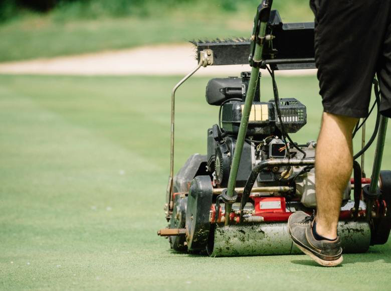 cắt cỏ sân golf