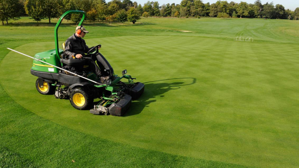 chăm sóc máy cắt cỏ sân golf