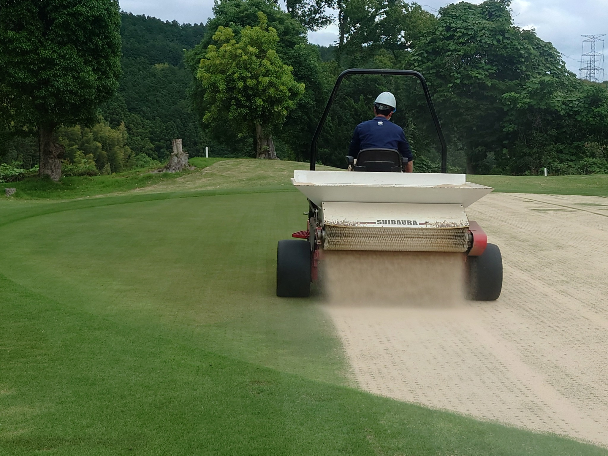 Quy trình rải cát sân golf? Tại sao nên rải cát cho sân golf | CÔNG TY TNHH T&C HÙNG ANH