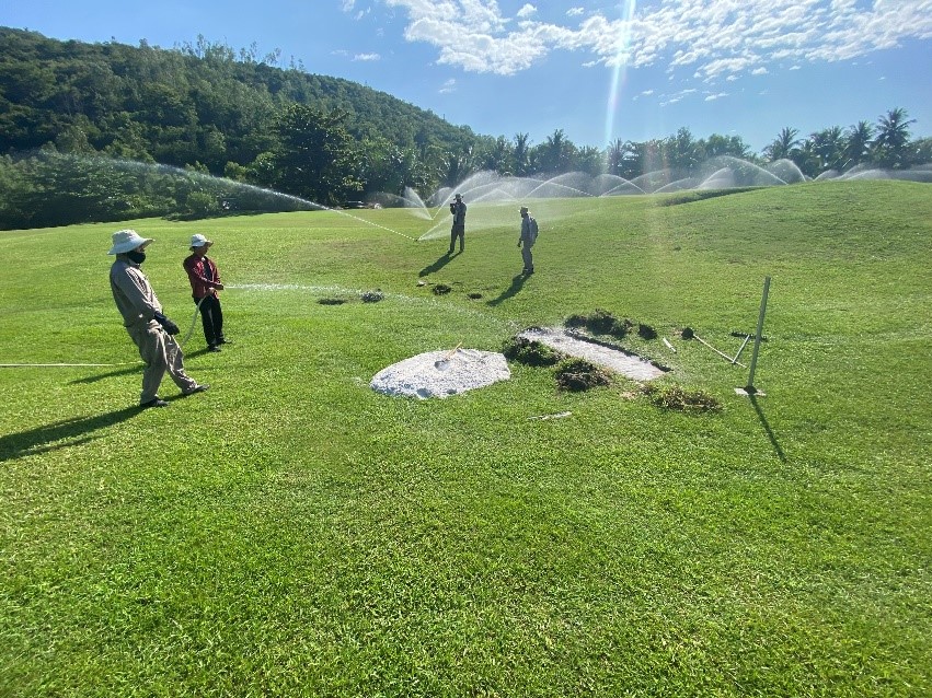 tưới nước sân golf