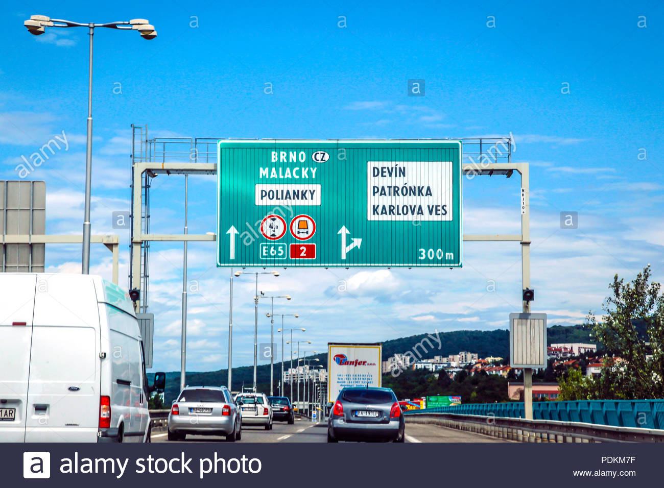 Thực hiện thay thế biển báo hiệu đường bộ bằng màng phản quang trên các tuyến đường tỉnh