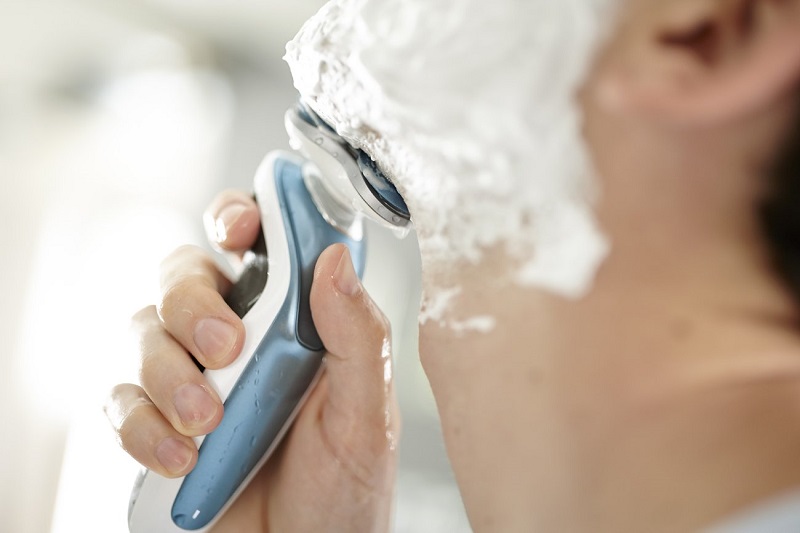 Đầu cạo DynamicFlex 5 hướng và trạm rửa SmartClean của Philips S7371/84
