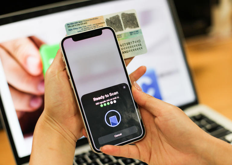 Vì sao khó quét CCCD để xác thực sinh trắc học?