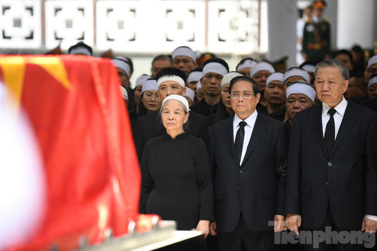 Bật khóc nhìn hình ảnh phu nhân Tổng Bí thư Nguyễn Phú Trọng trong giây phút biệt ly