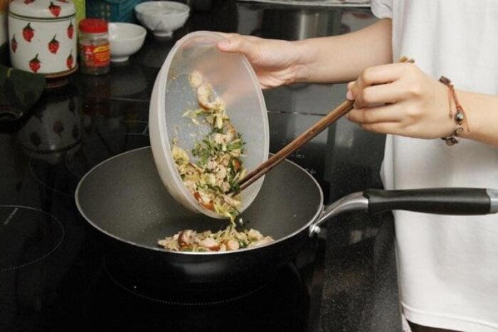 Tiếc rẻ đồ ăn thừa, cả nhà phải trả giá bằng một tuần nằm viện