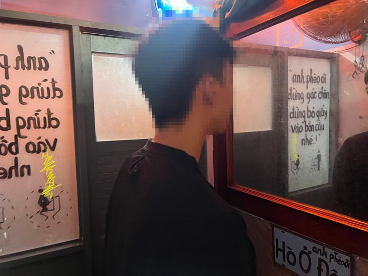 Những vị khách 'đặc biệt' trong nhà vệ sinh