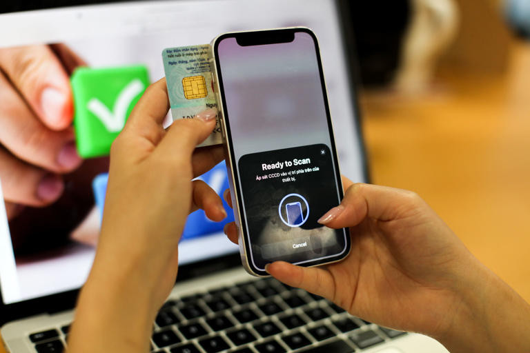 Chật vật quét CCCD để xác thực sinh trắc học