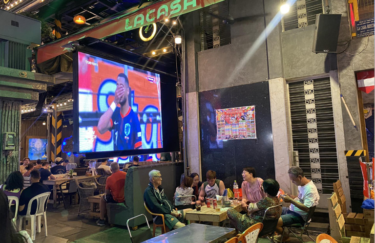 Người nước ngoài ngạc nhiên với cách xem Euro ở Việt Nam