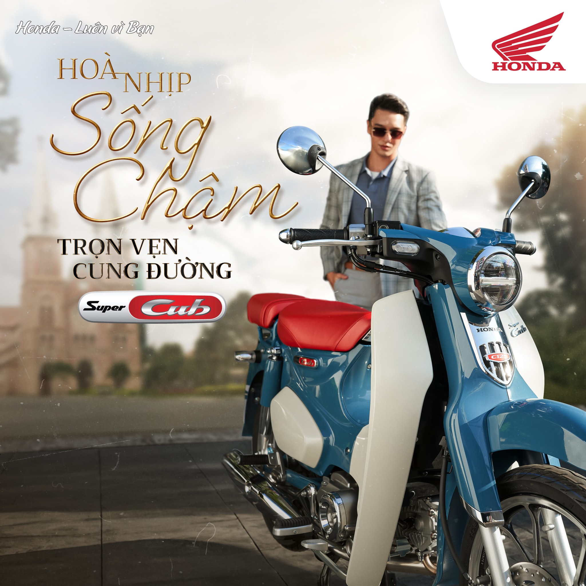 Tách biệt khỏi sự hối hả xung quanh, song hành với huyền thoại Super Cub luôn là bầu không khí hoài niệm đầy thi vị, thôi thúc ta: