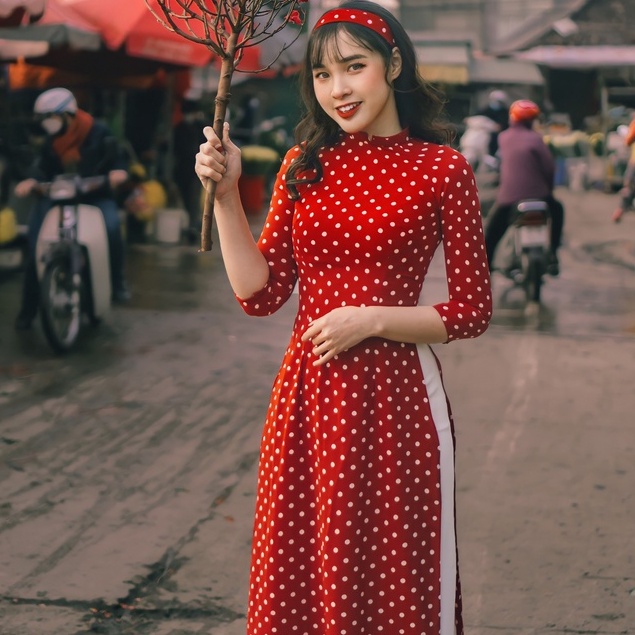 Áo Dài Tết Chấm Bi Đỏ Đô Cổ Vuông Tay Lỡ Truyền Thống Chất Lụa Thái Mặc Dự Tiệc Du Xuân Đẹp