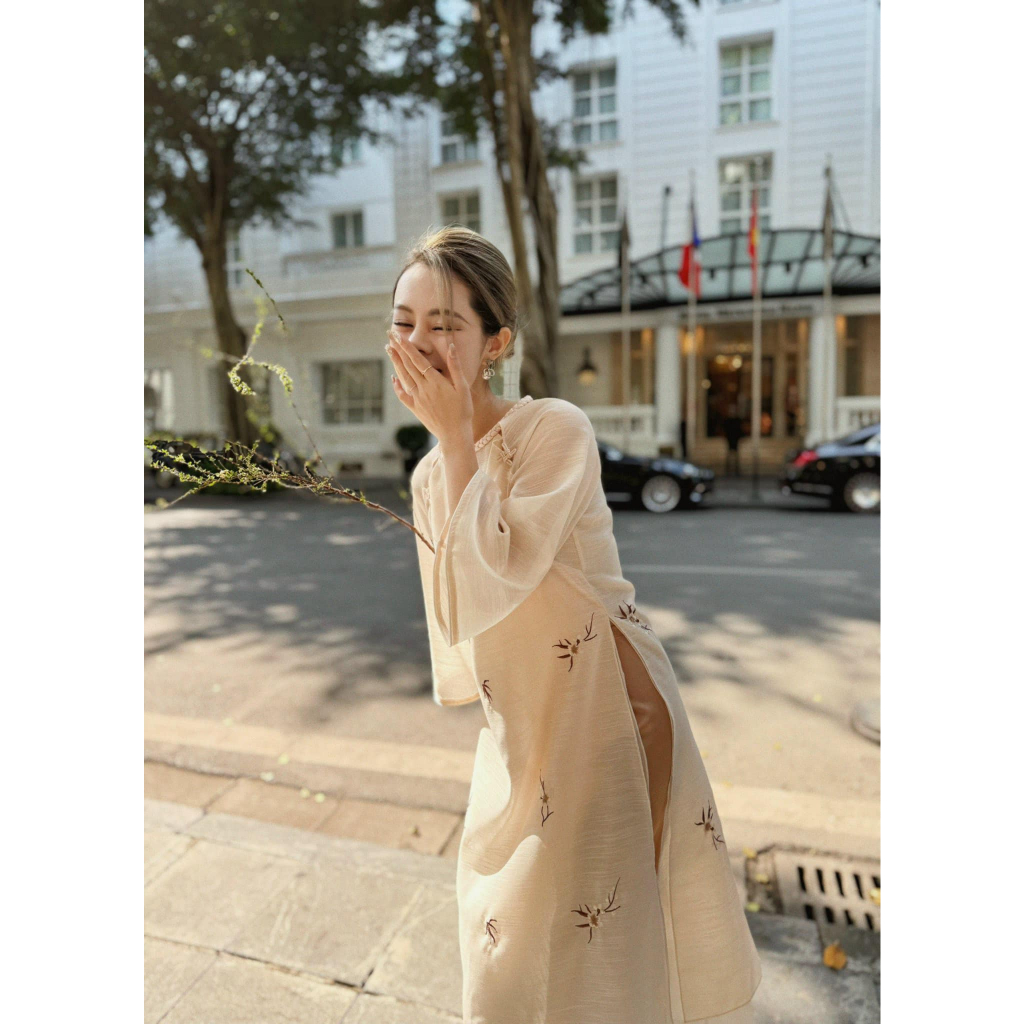 Áo dài cách tân nữ thêu hoa nhí Thụy Miên dáng suông xưa Chaang may sẵn áo dài xuông bầu dự tiệc cưới lễ tết đẹp ADC772