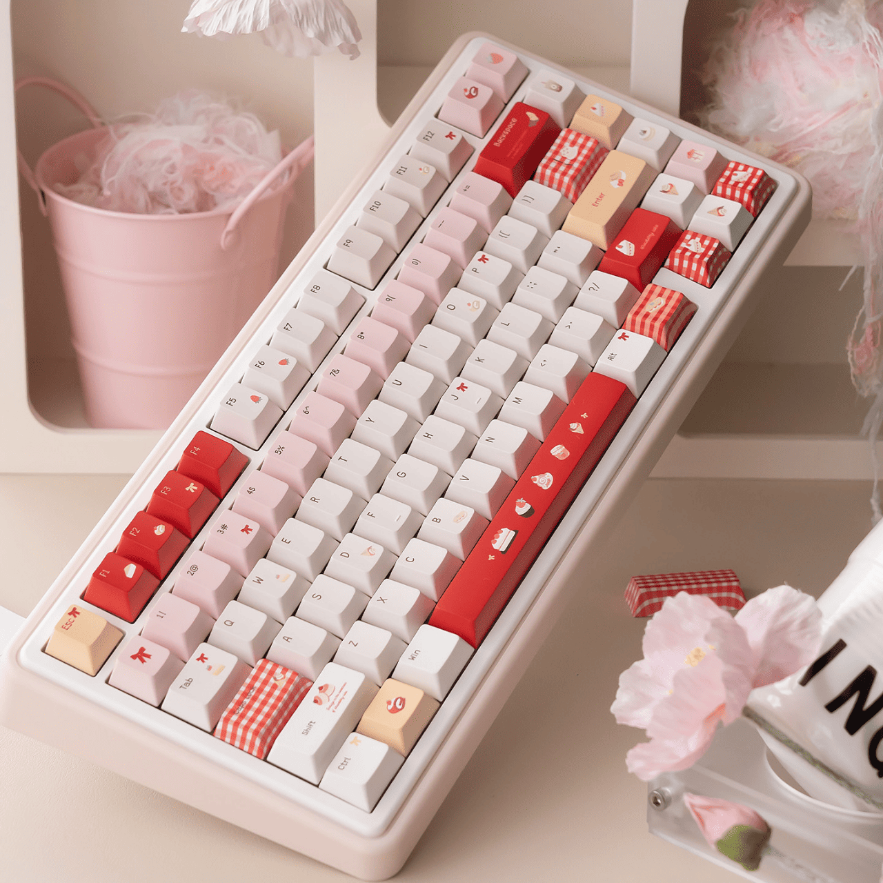 Bàn phím lắp keycap Strawberry Dessert nhìn từ trên cao