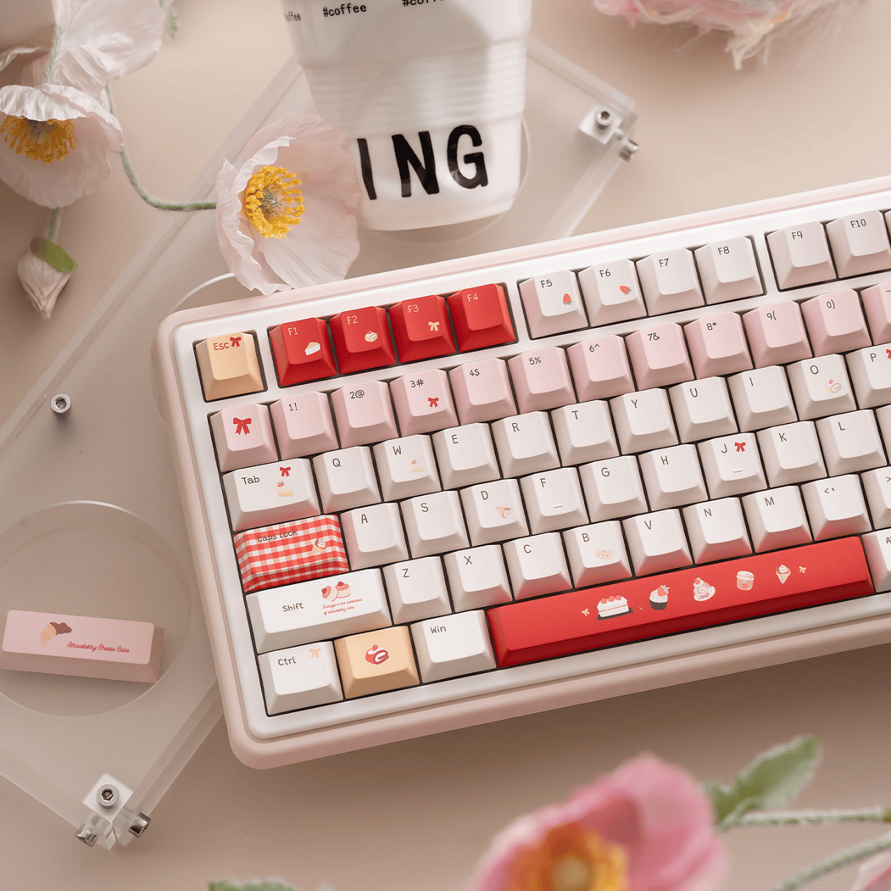 Bộ keycap Strawberry Dessert với modifier đỏ và alpha kem