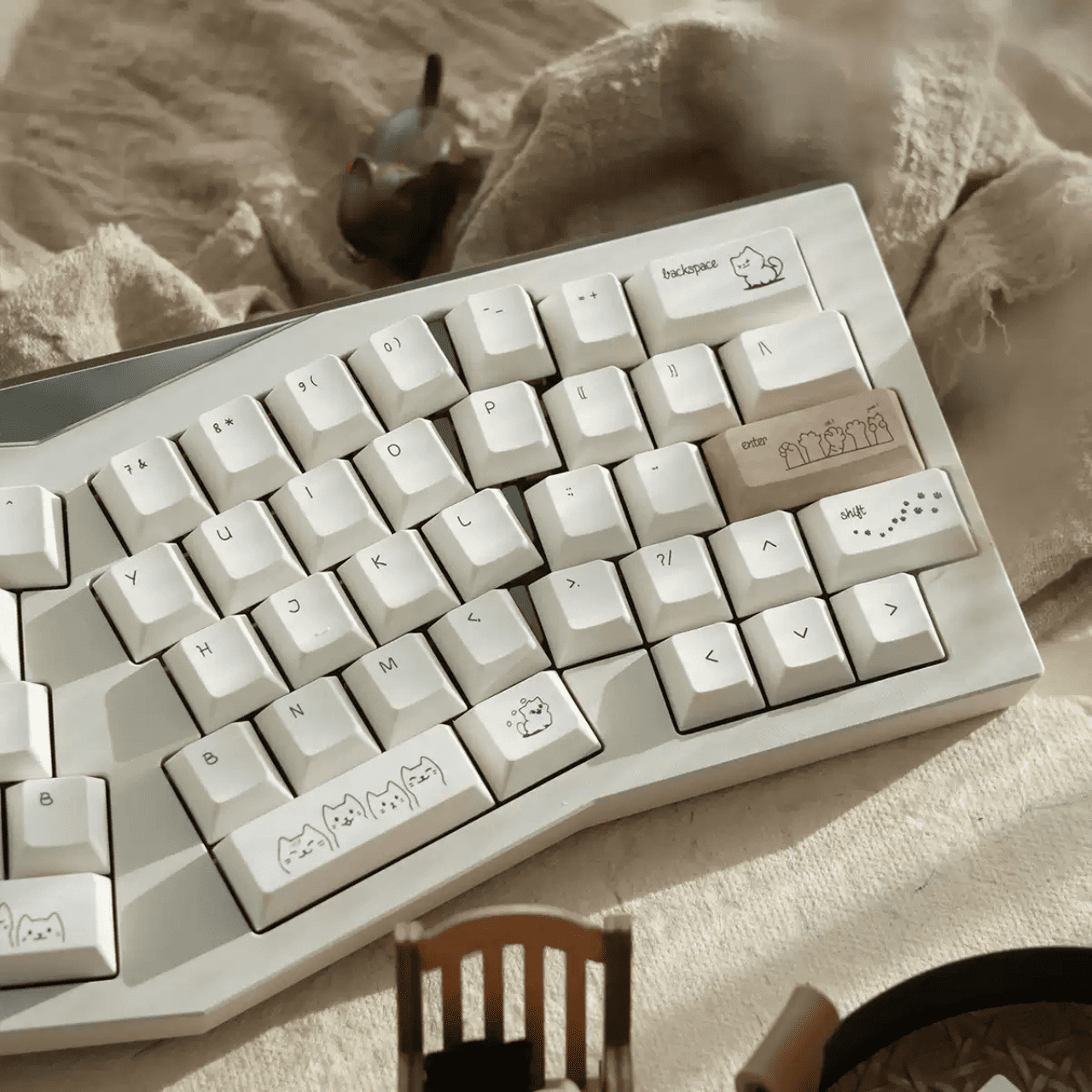 Bộ keycap Sand Cat nhìn từ góc nghiêng với các sắc be nâu