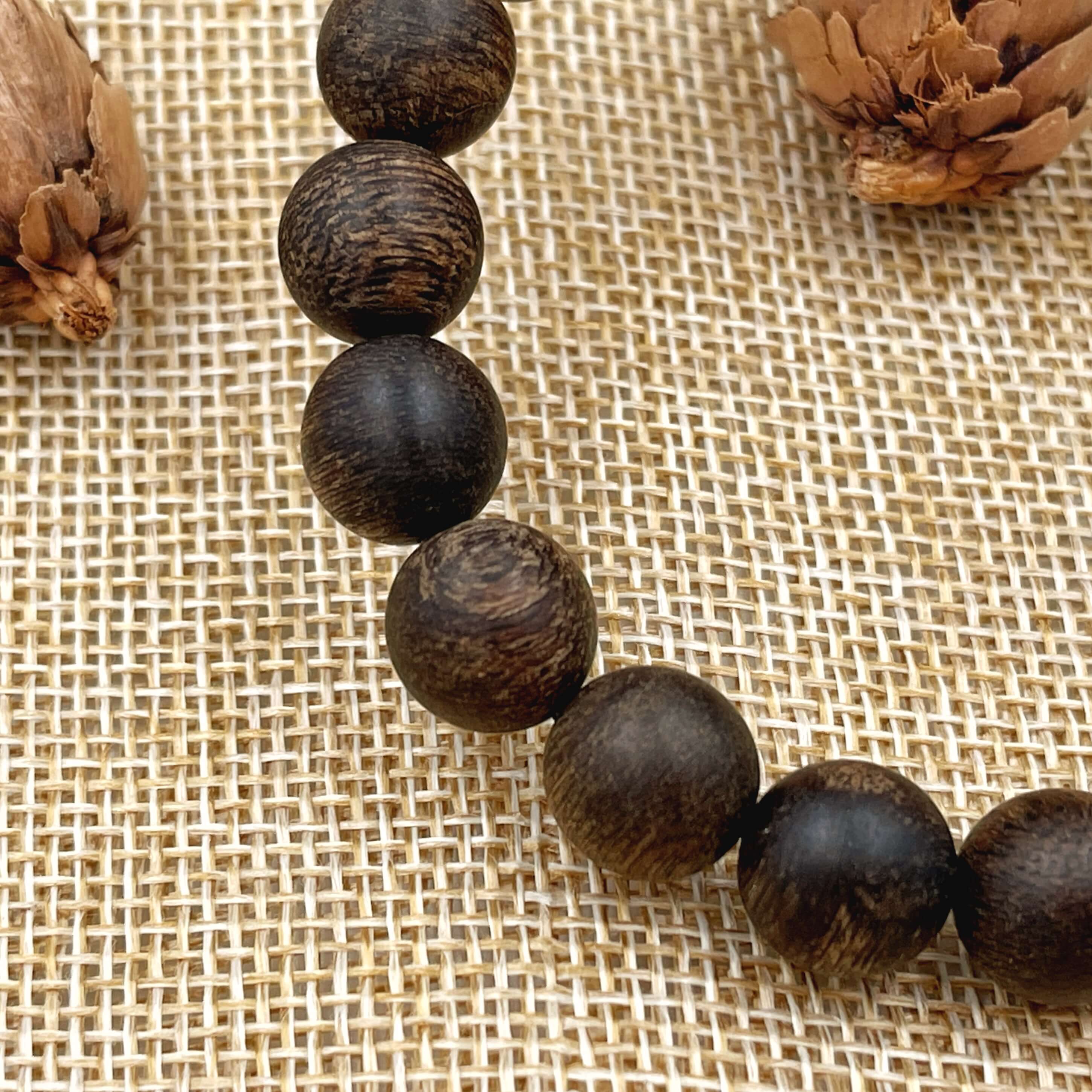 Vòng Trầm Hương có quy cách và không quy cách