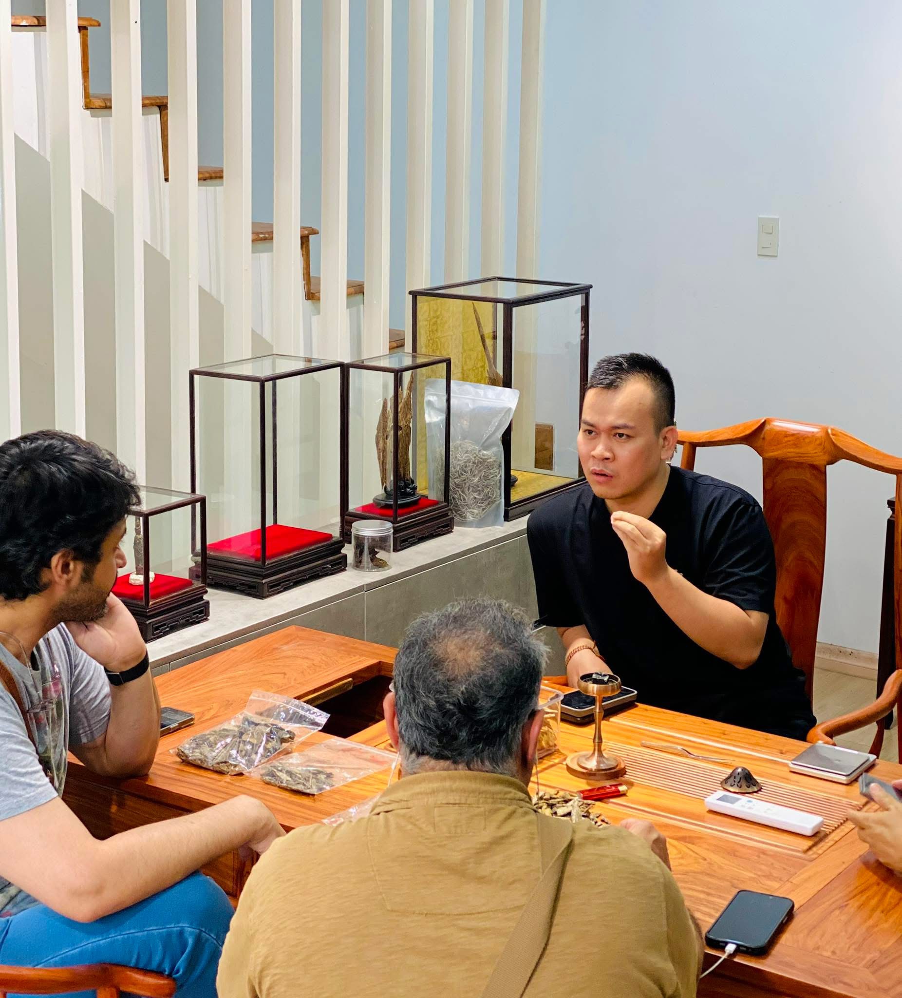 Vụn Trầm Cao Cấp: Nghi Thức Xông Đốt Sang Trọng Trung Đông