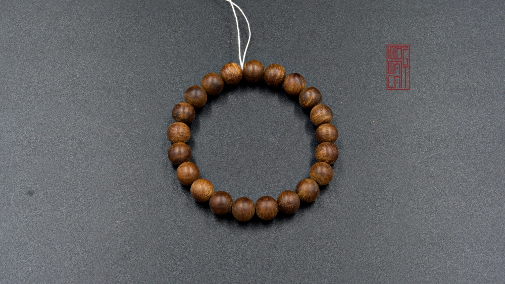 VÌ SAO TRẦM RỤC THƯỜNG CÓ MÀU ĐỎ ?