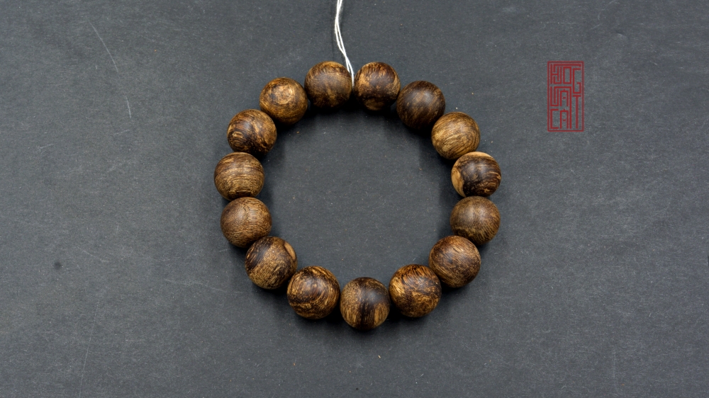 VÌ SAO CÓ MỘT SỐ VÒNG TRẦM PHẢI ĐEO MỚI TỎA MÙI ?