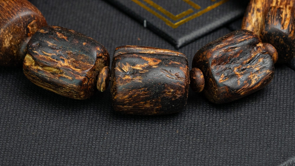 vòng trầm hương chìm nước