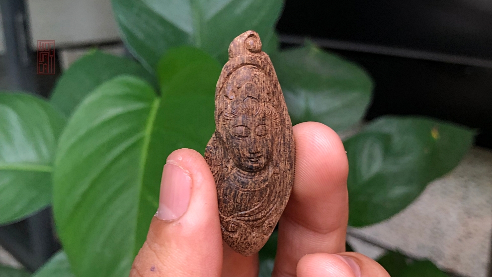 Mặt dây chuyền trầm cận chìm
