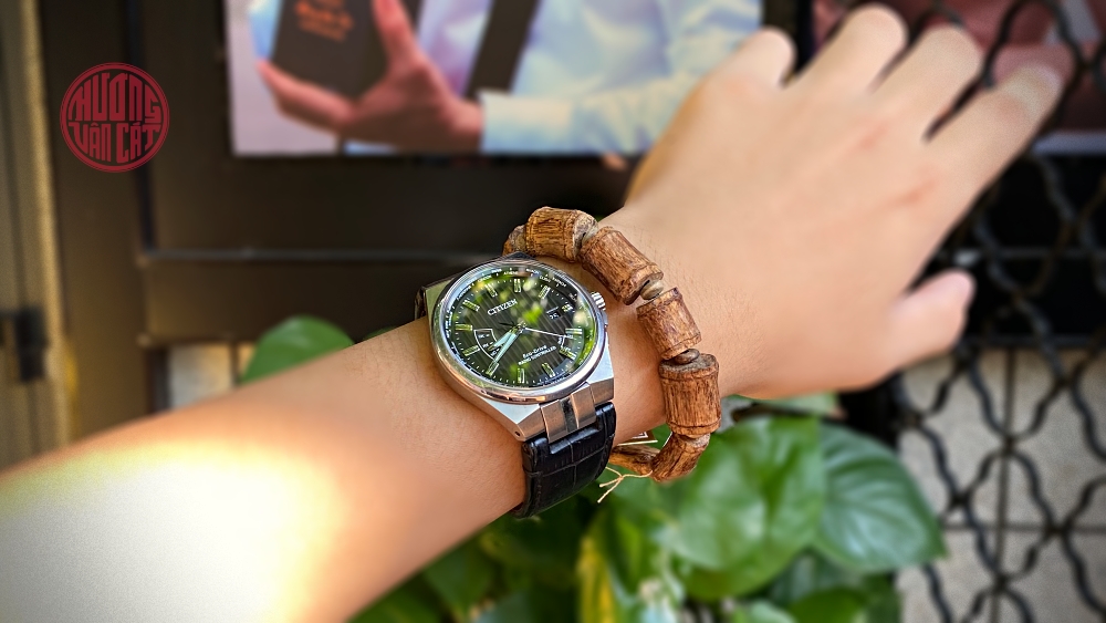 vòng trầm đốt trúc đeo cùng đồng hồ