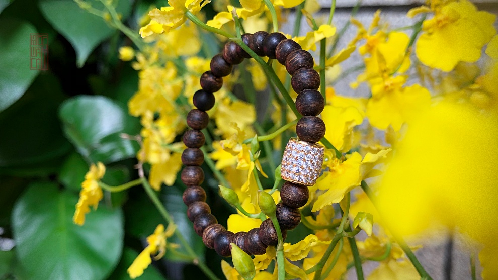 vòng trầm chìm mix charm bạc và đá quý