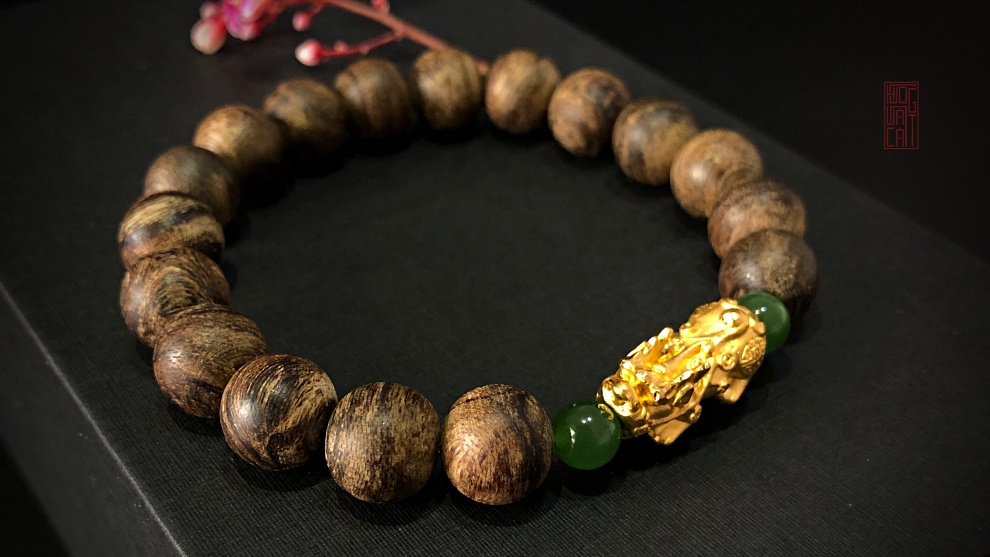 vòng trầm mix charm vàng