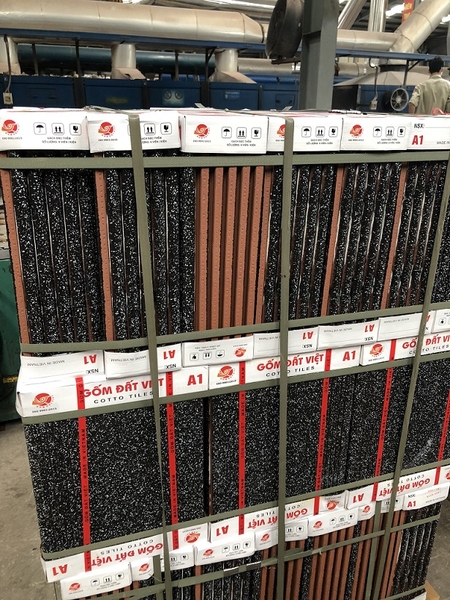 Gạch bậc thềm 30x50cm màu đen chấm bi Gốm Đất Việt