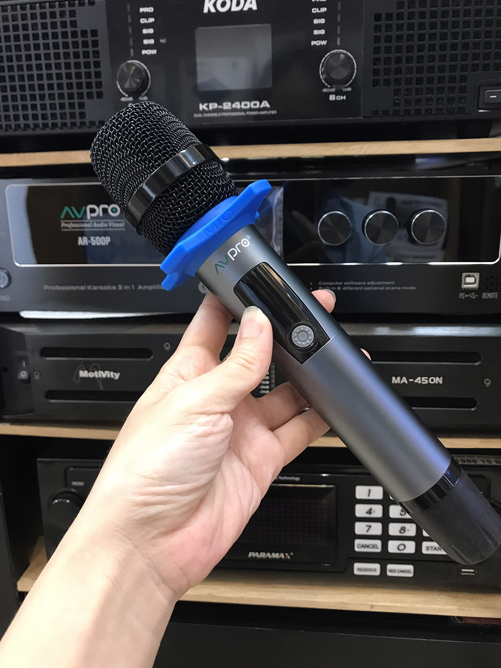 Đẩy liền vang số liền mic không dây AVPRO AR-500P