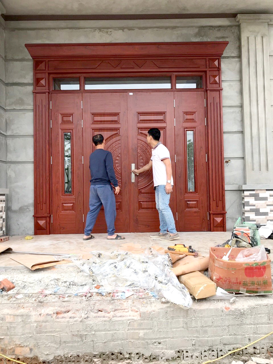 Cửa thép vân gỗ 4 cánh huỳnh trống đồng Phào Luxury